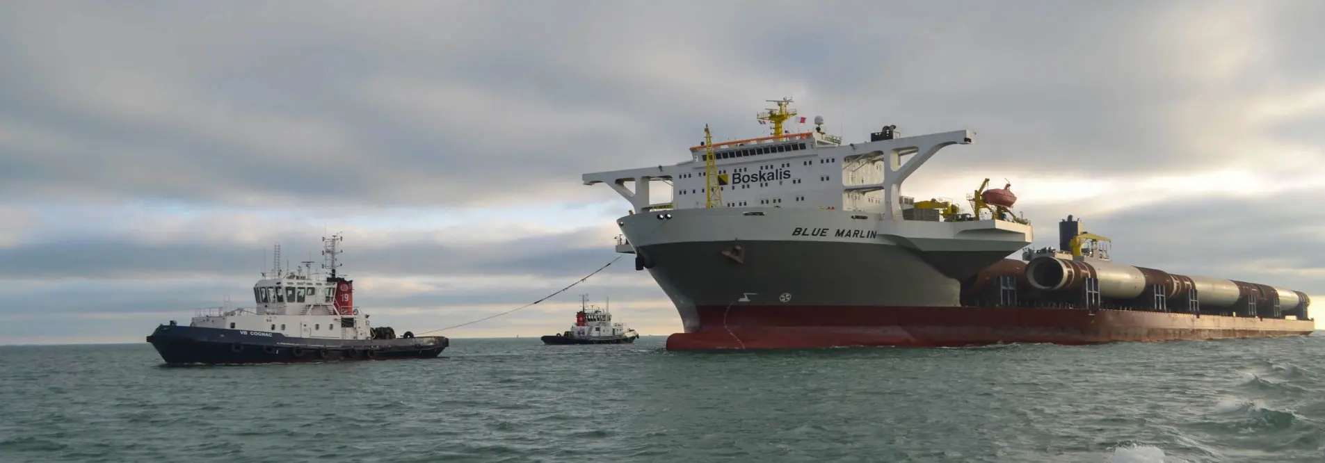 Les pilotes maritimes de La Rochelle – Charente guident les navires à l’approche des ports de La Rochelle et de la Charente. Ils conduisent les manœuvres d’accostage et d’appareillage. Ils coordonnent les moyens nécessaires à la manœuvre.