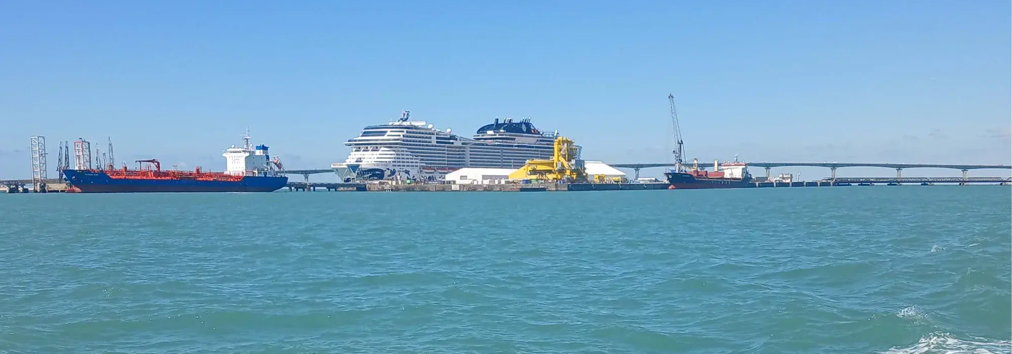 Par leur parfaite expérience de l’espace maritime et de la manœuvre sur tous types de navires, les pilotes maritimes de La Rochelle-Charente réduisent les temps d’immobilisation et de manœuvre des navires en évitant les coûts humains, écologiques et financiers des accidents.